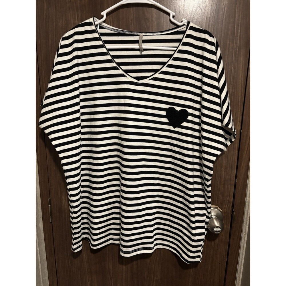 Laura Torelli black and white striped, short-sleeve V-neck T-shirt Size XL